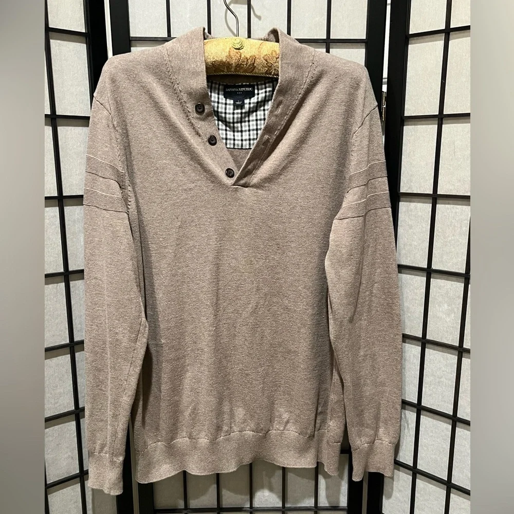 Banana Republic MENS V-Neck PREPPY HENLEY STYLE Sweater in Tan, SIZE L